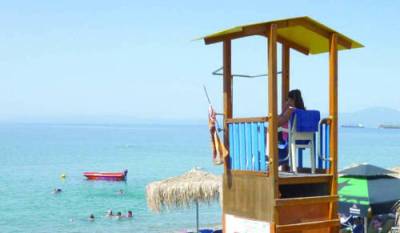 Ναυαγοσώστρια έσωσε 65χρονο στο Αλμυρό