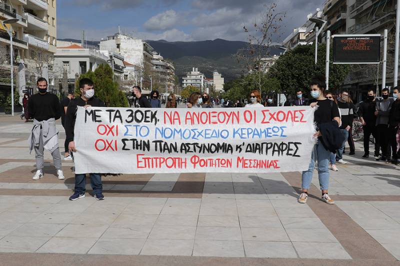 Συγκεντρώσεις φοιτητών κατά του νομοσχεδίου στην κεντρική πλατεία Καλαμάτας (βίντεο)