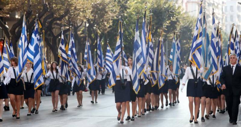 Σε εξέλιξη η μαθητική παρέλαση για την επέτειο της 28ης Οκτωβρίου στο κέντρο της Αθήνας