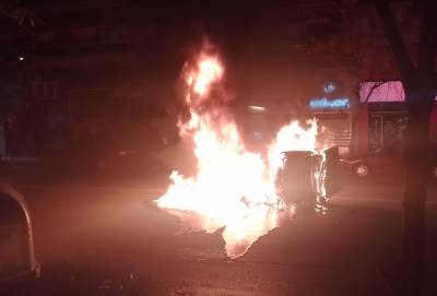 Θεσσαλονίκη: Φωτιά σε κάδους έξω από το Ιπποκράτειο