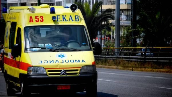 Τροχαίο ατύχημα στη Κόρινθο - Απεγκλωβίστηκε τραυματίας από το όχημα