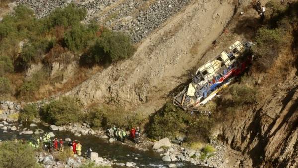 Περού: Τουλάχιστον 32 νεκροί από πτώση λεωφορείου σε χαράδρα