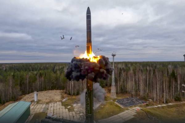 Ο Πούτιν πραγματοποίησε δοκιμαστική εκτόξευση βαλλιστικού πυρηνικού πυραύλου (βίντεο)