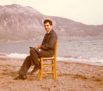 O Κώστας Ευαγγελάτος, Σμηνίτης στην παραλία της Καλαμάτας το 1982, την χρονιά που άρχισε η αλληλογραφία με τον Ντίνο Χριστανόπουλο