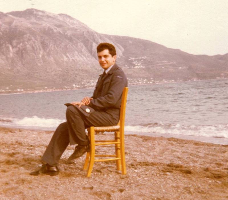 O Κώστας Ευαγγελάτος, Σμηνίτης στην παραλία της Καλαμάτας το 1982, την χρονιά που άρχισε η αλληλογραφία με τον Ντίνο Χριστανόπουλο