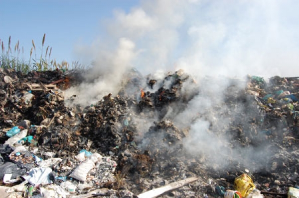 Για τέταρτη μέρα καίγονται σκουπίδια στη χωματερή Διαβολιτσίου 