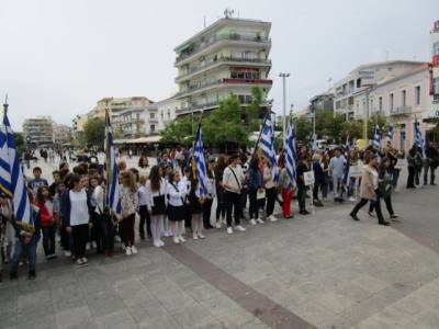 Κατάθεση στεφάνων από μαθητές στο μνημείο της κεντρικής πλατείας Καλαμάτας (βίντεο)