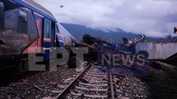 Σύγκρουση τρένων στα Τέμπη: Συνεχίζουν τις προσπάθειες ανεύρεσης εγκλωβισμένων τα συνεργεία διάσωσης (βίντεο)