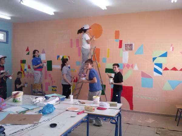 Μαθητές ζωγράφισαν τοίχους των τάξεων στο Γυμνάσιο Κυπαρισσία (φωτογραφίες)