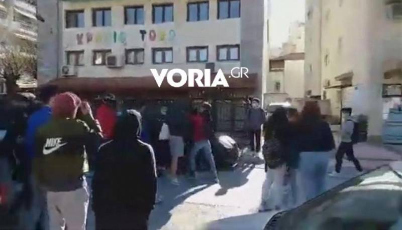 Θεσσαλονίκη: Μαθητές πιάστηκαν στα χέρια σε υπό κατάληψη σχολείο για τα self test (Βίντεο)