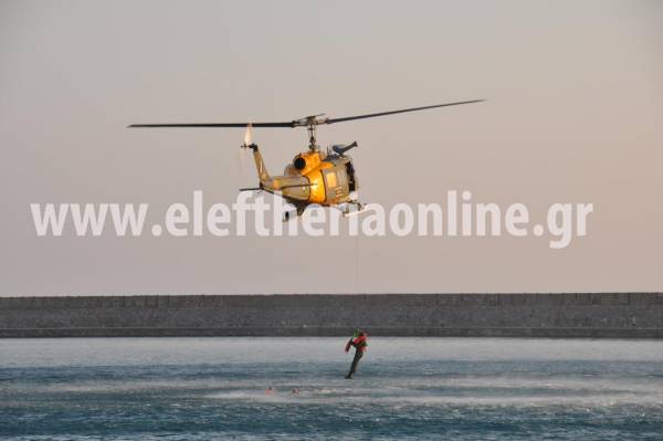 Εντυπωσιακή άσκηση διάσωσης πιλότων με ελικόπτερο στο λιμάνι της Καλαμάτας (βίντεο και φωτογραφίες)