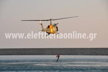 Εντυπωσιακή άσκηση διάσωσης πιλότων με ελικόπτερο στο λιμάνι της Καλαμάτας (βίντεο και φωτογραφίες)