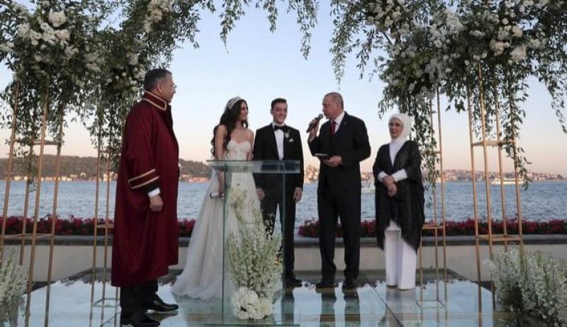 Τουρκία: Παντρεύτηκε ο Οζίλ με μάρτυρα τον Ερντογάν