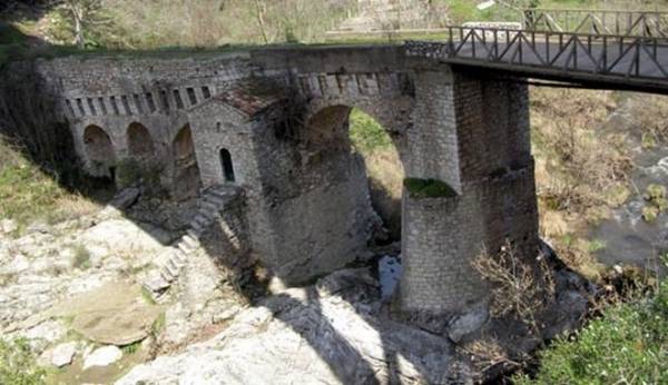 Η γέφυρα της Καρύταινας: Το ιστορικό πέτρινο γεφύρι που κοσμούσε το πεντοχίλιαρο (Βίντεο)