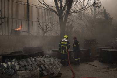 Τραγωδία με νεκρό στο Αγρίνιο από έκρηξη σε εργοστάσιο πίσσας (βίντεο)