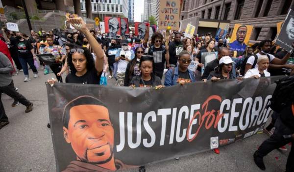 Ένας χρόνος από τον φόνο του Τζορτζ Φλόιντ, διαδήλωση στη Μινεάπολη στη μνήμη του
