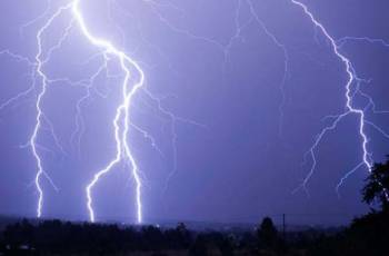 Διακοπές στο δίκτυο της ΔΕΗ από τους κεραυνούς