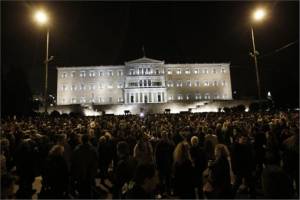 Χιλιάδες πολίτες διαδηλώνουν στο Σύνταγμα κατά του «εκβιασμού από τους δανειστές»