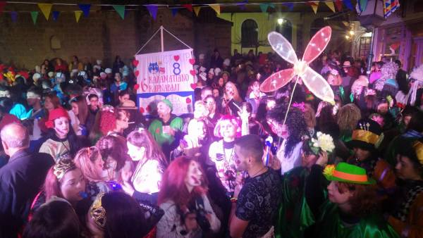Καλαμάτα: Αποκριάτικο ξεφάντωμα στην νυχτερινή καρναβαλική παρέλαση (βίντεο-φωτογραφίες)