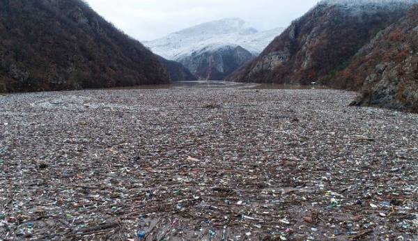Ποταμός Δρίνος: Πλωτή χωματερή με βαρέλια και ψυγεία να επιπλέουν