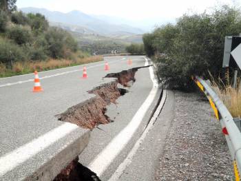 &quot;Εφυγε&quot; ο παλιός δρόμος στις στροφές της Τσακώνας