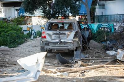 Ισχυρή έκρηξη σε υπαίθριο χώρο στάθμευσης στον Πειραιά (βίντεο)