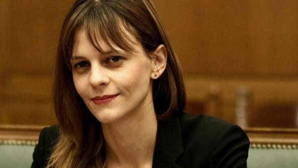 Ε. Αχτσιόγλου: Μπαίνει τέλος στο καθεστώς κατάχρησης των εργολαβιών