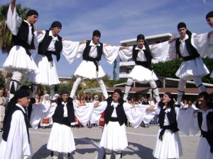 Φωτογραφίες από την παρέλαση και τους εθνικούς χορούς στην Κυπαρισσία 