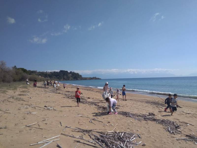 Εθελοντικός καθαρισμός σε παραλίες της Κορώνης