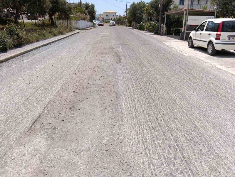 Με προκλητικά αργούς ρυθμούς η ασφαλτόστρωση στον δρόμο της Μάνης