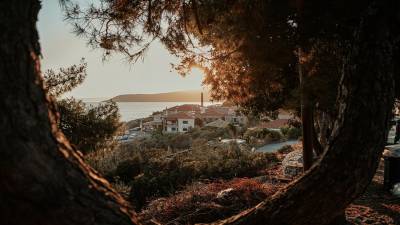 Ενα παραθαλάσσιο χωριό υπέροχο για εκδρομή κάθε εποχή του χρόνου