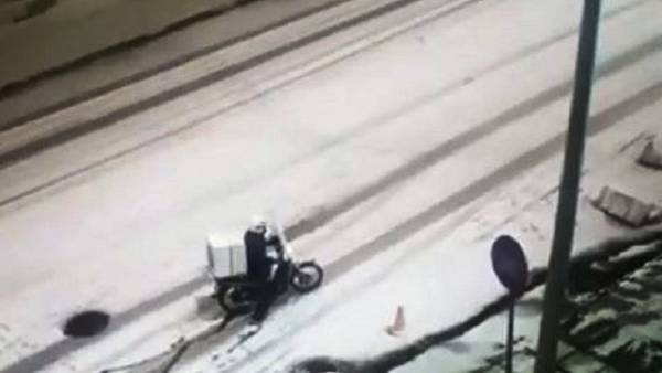 Η «μάχη» δυο ντελιβεράδων για να κάνουν παράδοση στη χιονισμένη Θεσσαλονίκη (Βίντεο)