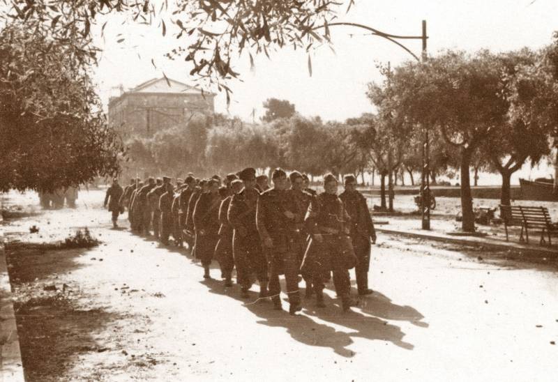Στη φωτογραφία Βρετανοί αιχμάλωτοι στο λιμάνι της Καλαμάτας – Από ανάρτηση στο WW2 Greek Veterans and Campaigns.