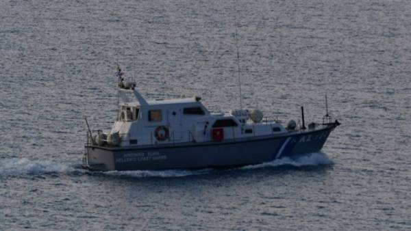 Ενας νεκρός και 12 διασωθέντες, από το ναυάγιο στο Στενό Καφηρέα
