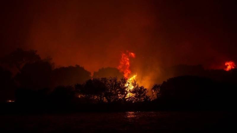 Τρεις κοινότητες του δήμου Ήλιδας απειλεί η φωτιά που ξεκίνησε από τις Πόρτες Αχαΐας (βίντεο)