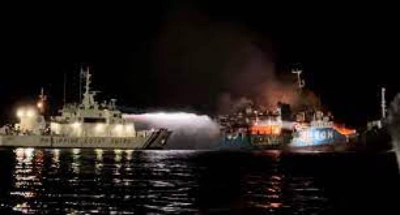 Πυρκαγιά σε επιβατικό πλοίο στις Φιλιππίνες στοιχίζει τη ζωή σε 10 ανθρώπους