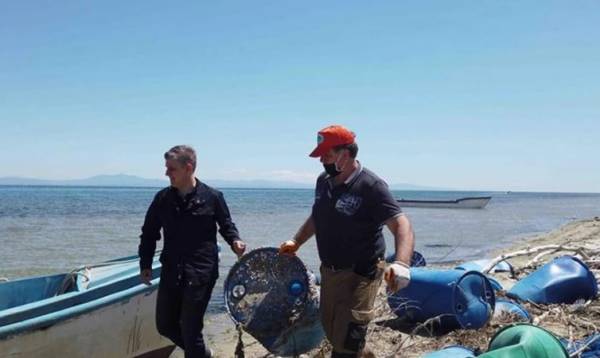 Επιχείρηση «καθαρές ακτές, καθαρός Θερμαϊκός»: 400 πλαστικά βαρέλια απομακρύνθηκαν από τον βυθό