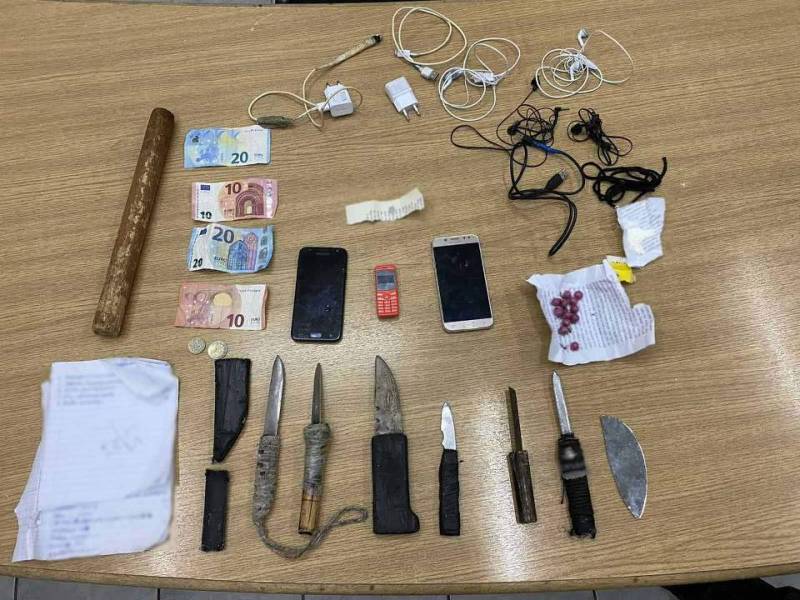 Έρευνες στις φυλακές Κορυδαλλού και Δομοκού - Βρέθηκαν αυτοσχέδια μαχαίρια και κινητά
