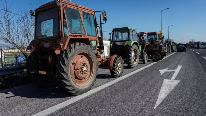 Αγροτικές κινητοποιήσεις: Ενισχύονται τα μπλόκα – Πορεία με τρακτέρ στη Λάρισα (βίντεο)
