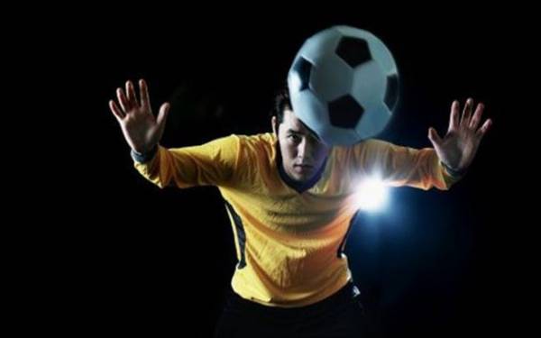 Οι κεφαλιές στο ποδόσφαιρο αλλάζουν αμέσως τον εγκέφαλο και χειροτερεύουν την μνήμη