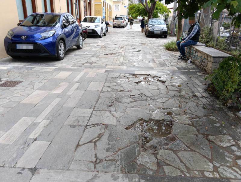 Καταστρέφουν τον πεζόδρομο