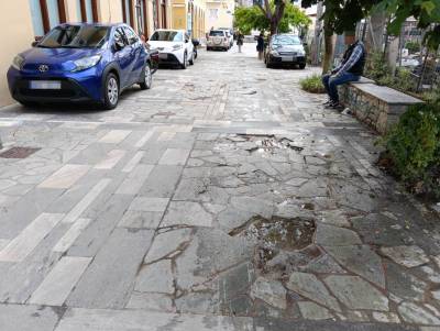 Καταστρέφουν τον πεζόδρομο