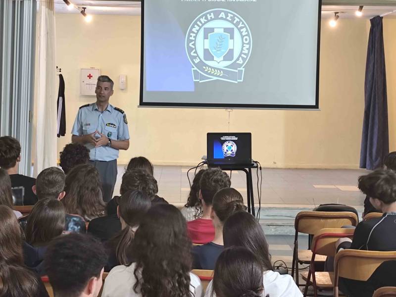 Ομιλία του διοικητή της Τροχαίας σε μαθητές του Γυμνασίου Παραλίας για πατίνια, μηχανές και νέο ΚΟΚ