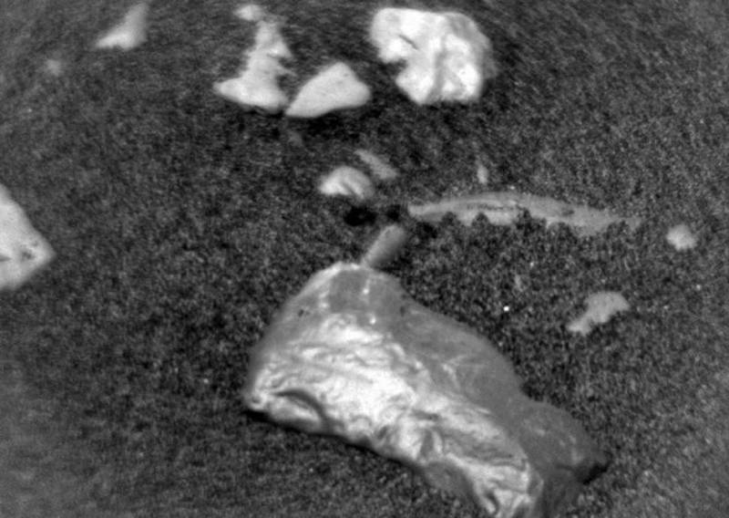 Τι είναι αυτή η πέτρα που βρήκε το ρόβερ Curiosity στον Άρη και λάμπει σαν χρυσός;