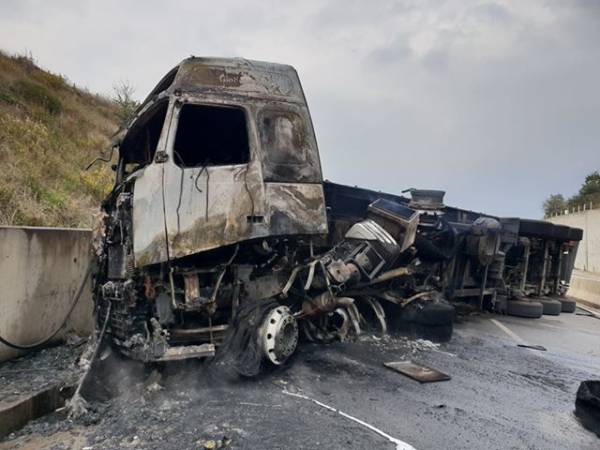 Κλειστός για 4 ώρες ο αυτοκινητόδρομος: Νταλίκα έπιασε φωτιά μετά από τροχαίο στα Παραδείσια (φωτογραφίες)
