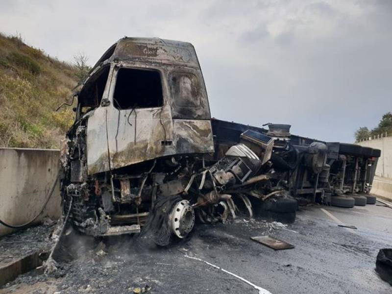 Κλειστός για 4 ώρες ο αυτοκινητόδρομος: Νταλίκα έπιασε φωτιά μετά από τροχαίο στα Παραδείσια (φωτογραφίες)