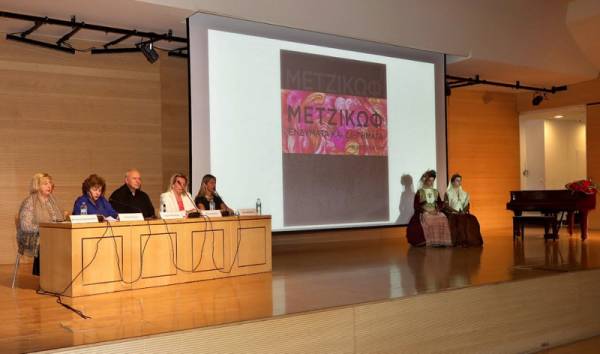 Η Τζίνα Καρέλια στην παρουσίαση του βιβλίου «Μετζικώφ Ενδύματα και Διηγήματα»