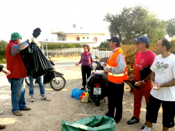Εθελοντές καθάρισαν δρόμους στην Κορώνη