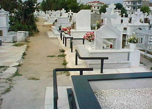 Καταδίκες για εκταφή από το νεκροταφείο Βαλύρας: Πέταξαν το μισό πτώμα από τον τάφο