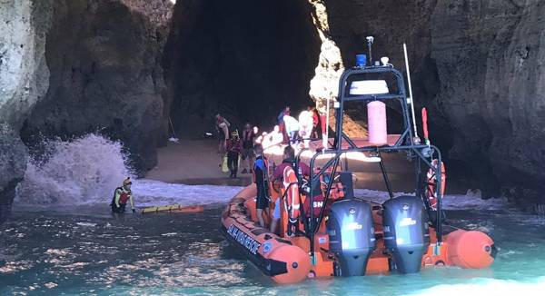 Πορτογαλία: Σώοι και οι 36 επιβάτες ενός τουριστικού σκάφους που βυθίστηκε στα ανοιχτά της Λαγκόα